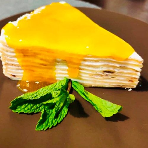 Торт блинный с соусом манго-маракуйя